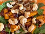 Ensalada de quinoa con arándanos secos, calabaza asada y cebolla caramelizada