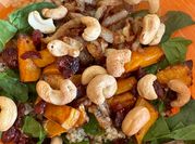 Una foto de cebolla caramelizada ensalada