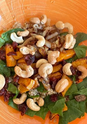 Una foto de Ensalada de quinoa con arándanos secos, calabaza asada y cebolla caramelizada