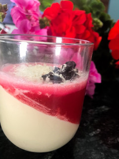 Una foto de Panna Cotta de chocolate blanco y gelatina de fresa
