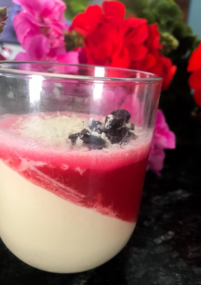 Una foto de Panna Cotta de chocolate blanco y gelatina de fresa