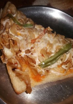 A picture of Cheese microni sandwitch.