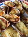 Machas a la parmesana con merkén y eneldo