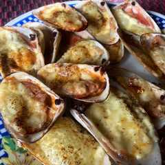 Una foto de Machas a la parmesana con merkén y eneldo