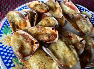 Una foto de Machas a la parmesana con merkén y eneldo