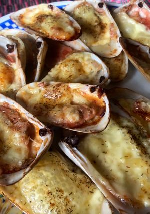 Una foto de Machas a la parmesana con merkén y eneldo