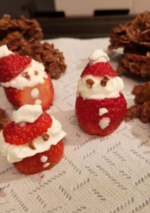 Une photo de Roses des sables avec des petits bonhommes de fraise 🍓