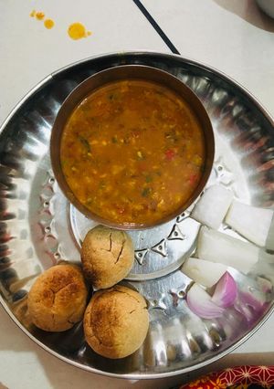 દાળ બાટી (Dal Bati Recipe In Gujarati) રેસીપી મુખ્ય ફોટો