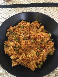 Una foto de Arroz con pollo y verduras 🥒