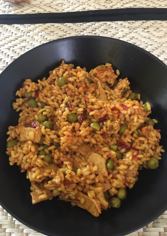 Una foto de Arroz con pollo y verduras 🥒