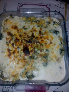 Una foto de Bacalao dorado con espinacas y gratinado