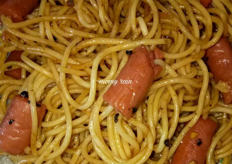 Bagaimana Menyiapkan Spageti sosis black papper, Enak Banget
