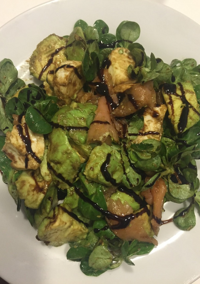 Una foto de Ensalada de canónigos, salmón ahumado, mozzarella y aguacate