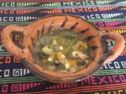 Una foto de sopa de flor de calabaza