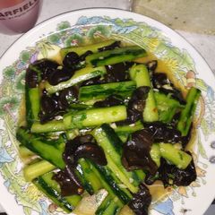A picture of Cucumber with wood ear mushrooms.