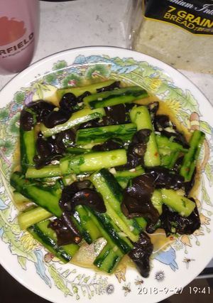 A picture of Cucumber with wood ear mushrooms.