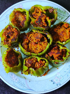 भरवा बेसन शिमला मिर्च (bharwa besan shimla mirch recipe in Hindi) रेसिपी मुख्य फोटो