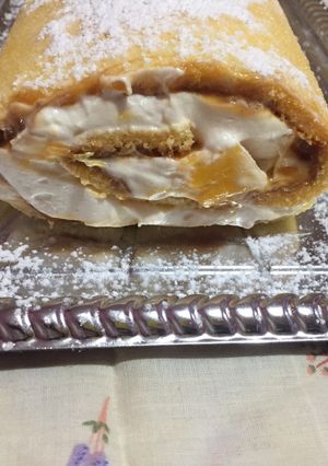 Una foto de Pionono de chantillí y duraznos