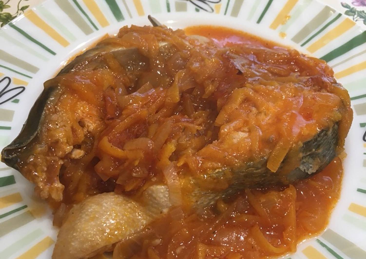 Рыба тушеная с морковью и луком в томате