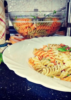 O poză a rețetei Salată de paste colorate cu pătrunjel.