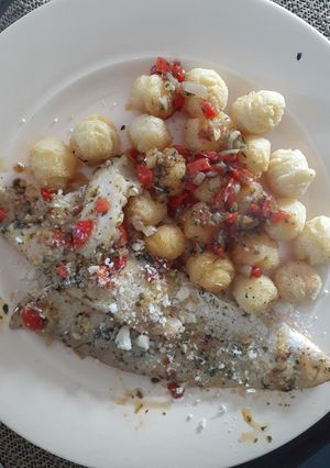 Una foto de Filet de merluza a la criolla con papas noisette