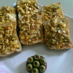 A picture of Cheesy Garlic Bread.