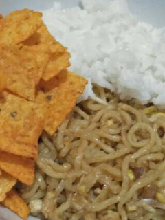 Foto resep Mie goreng nasi tortilla chips