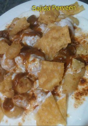 A picture of Dahi phulki chaat.