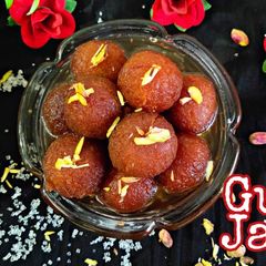 A picture of Gulab jamun.