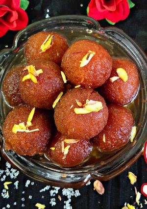 A picture of Gulab jamun.