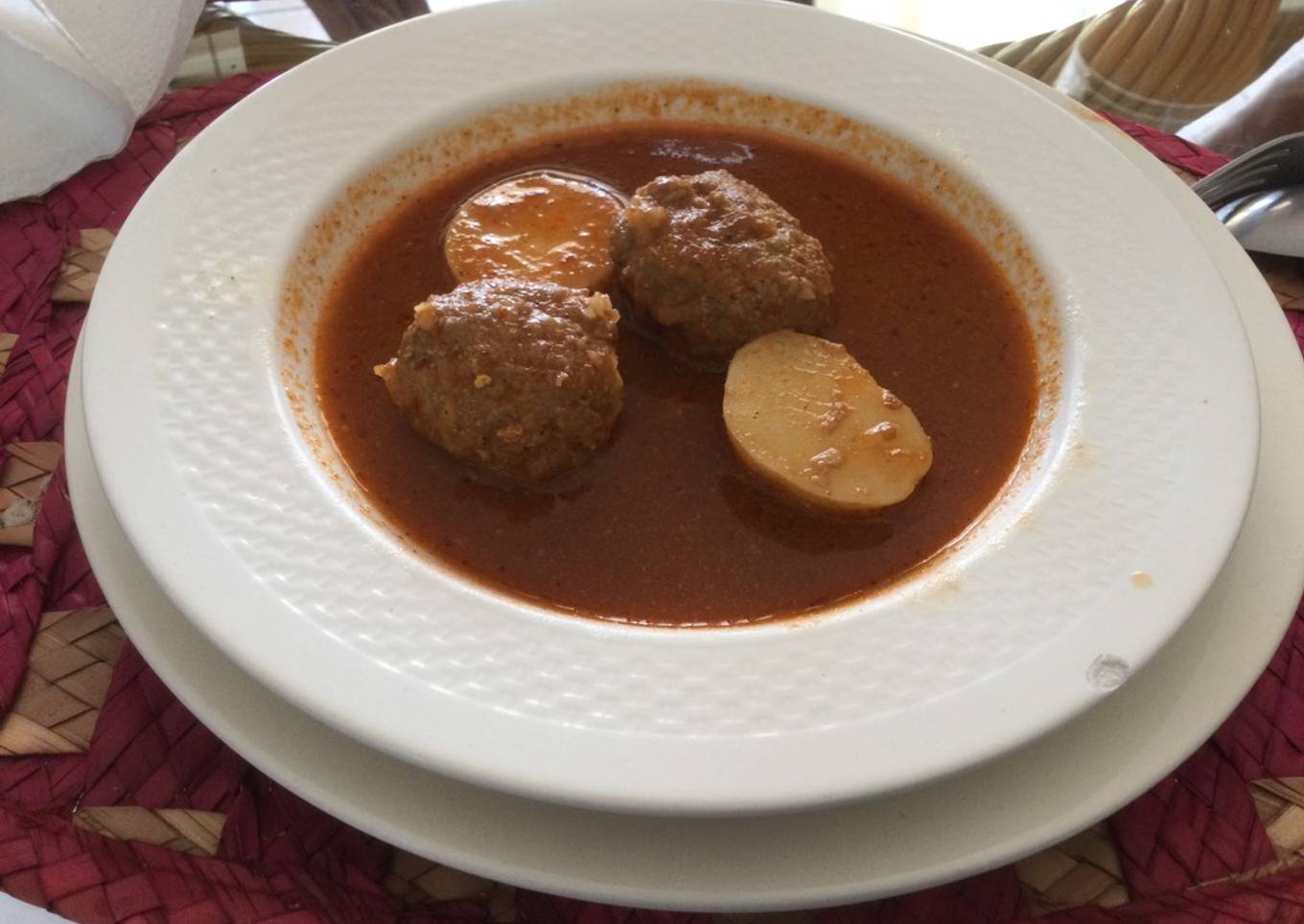 Albóndigas en salsa de jitomate con chipotle