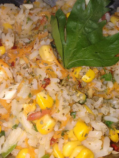 Una foto de Ensalada caliente arroz primavera