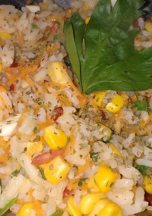 Una foto de Ensalada caliente arroz primavera