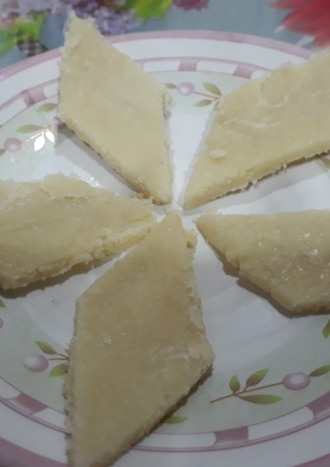 કાજુ કતરી(Kaju Katli Recipe in Gujarati) રેસીપી મુખ્ય ફોટો