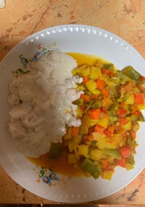 O poză a rețetei Ciulama de pui cu garnitură.