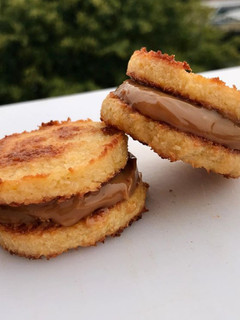 Una foto de Alfajores de coco y dulce de leche 🍂😍🔥🔥🔥🔥🔥