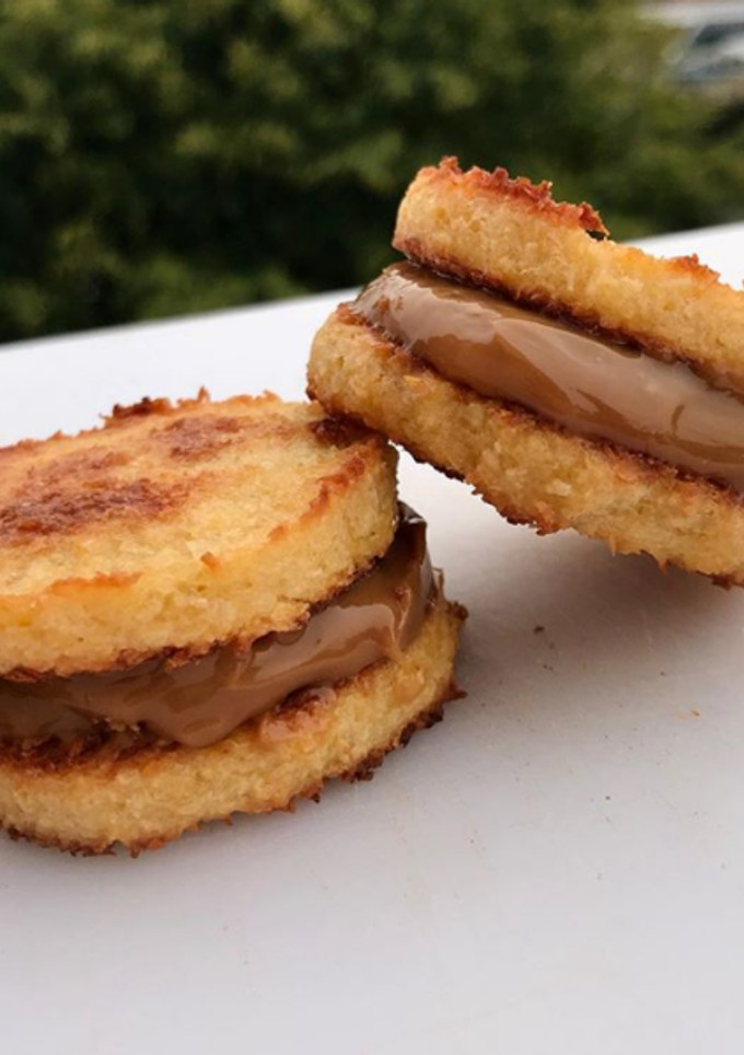 Una foto de Alfajores de coco y dulce de leche 🍂😍🔥🔥🔥🔥🔥