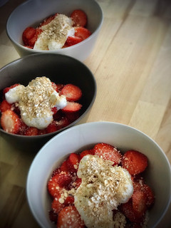 Una foto de Fresas con granola y yogur