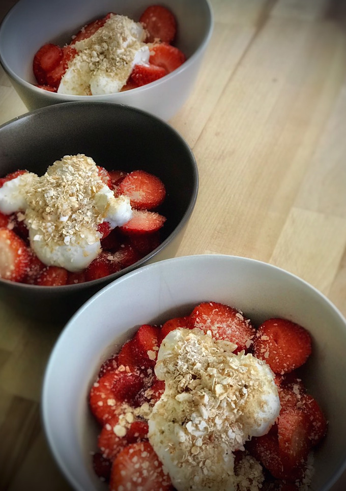 Una foto de Fresas con granola y yogur