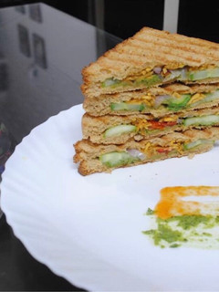 पिज़्ज़ा सैंडविच(pizza sandwich recipe in hindi) रेसिपी मुख्य फोटो
