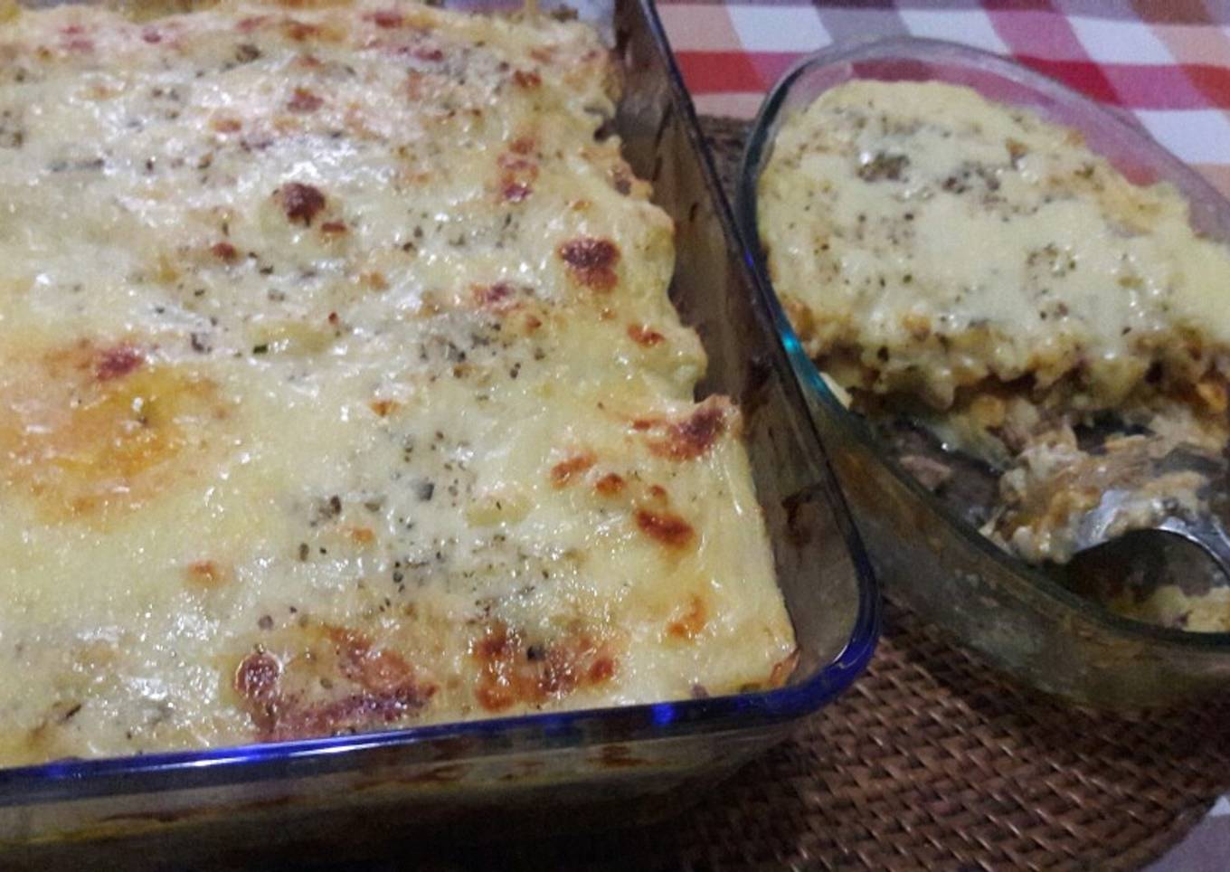 Makaroni panggang topping saus putih