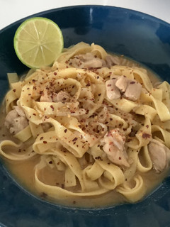 Una foto de Sopa Chiang Mai (Khao Soy) de Tallarines
