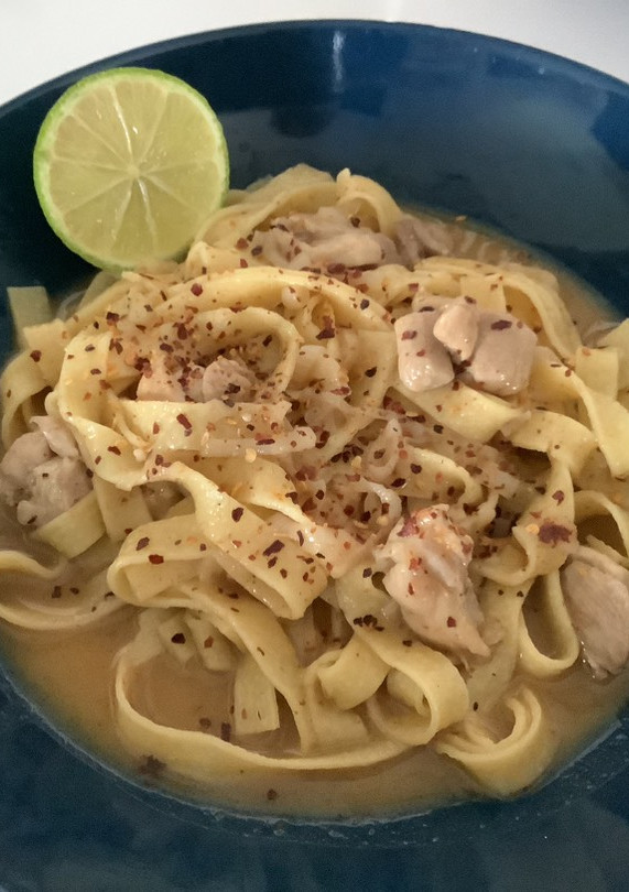 Una foto de Sopa Chiang Mai (Khao Soy) de Tallarines