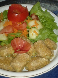 Una foto de Croquetas de patatas con guarnición y su aliño