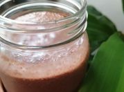 Una foto de proteína de chocolate batido