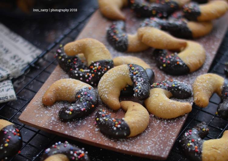 Resep Almond crescent cookies Anti Gagal