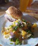 Hamburguesa con papas fritas cheddar y verdeo
