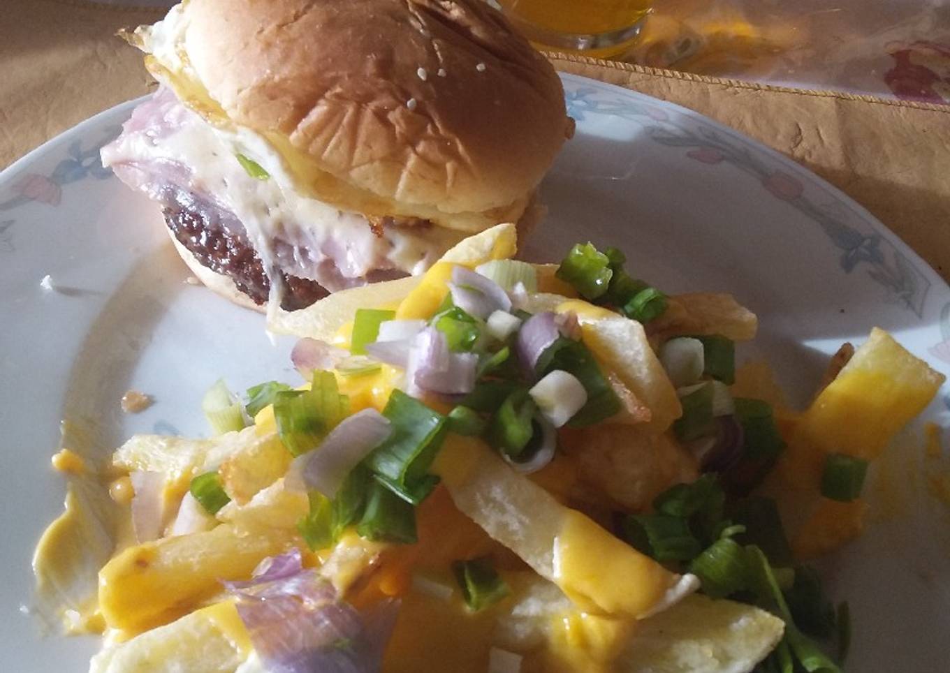 Hamburguesa con papas fritas cheddar y verdeo