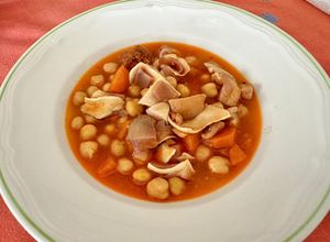 Una foto de Oreja de cerdo con garbanzos