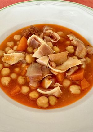 Una foto de Oreja de cerdo con garbanzos